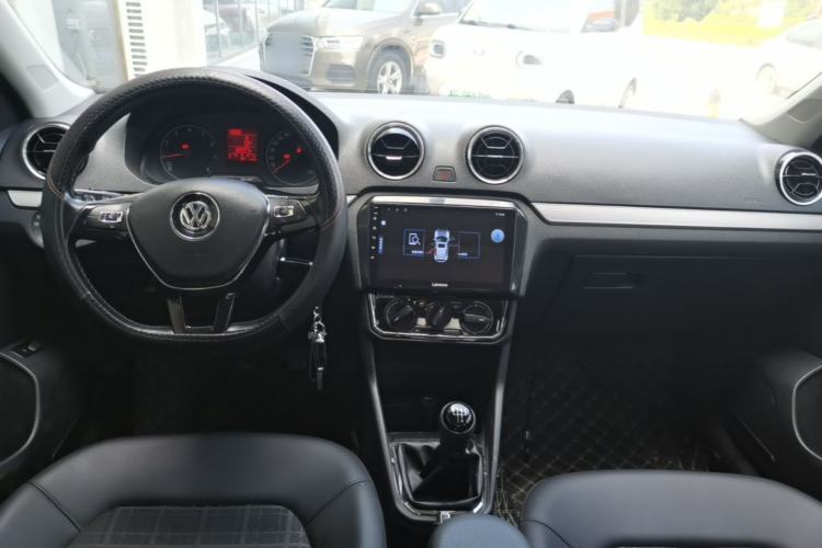 Used Volkswagen Jetta 2019 Dream Edition 1.5L Manual Comfort Version Center Console