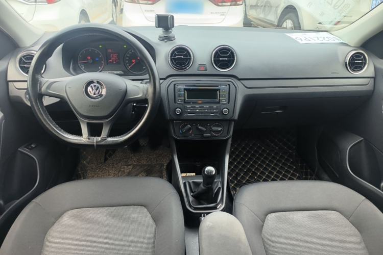 Used Volkswagen Jetta 2019 Dream Edition 1.4L Manual Fashion Version Center Console