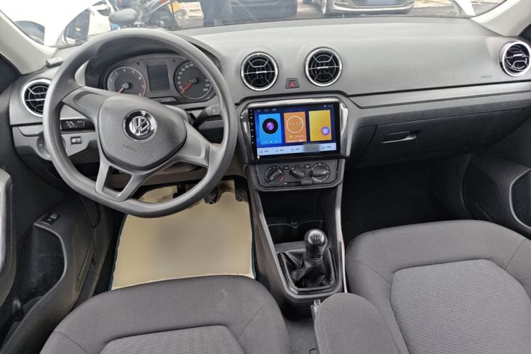 Used Volkswagen Jetta 2019 Dream Edition 1.4L Manual Fashion Version Center Console