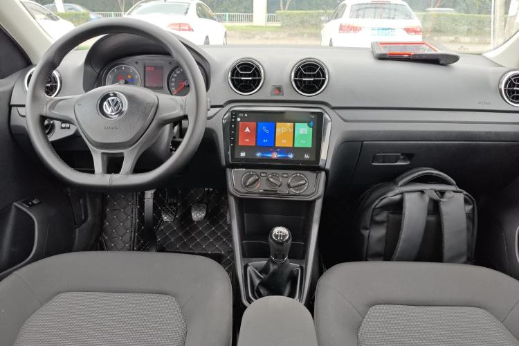 Used Volkswagen Jetta 2019 Dream Edition 1.4L Manual Fashion Version Center Console