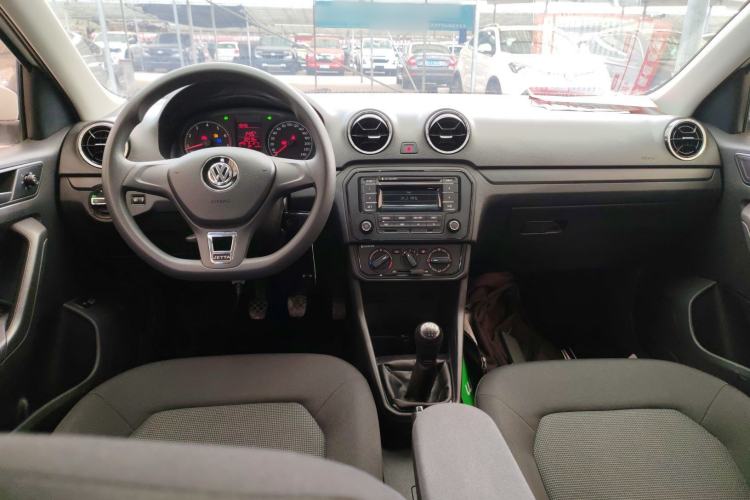Used Volkswagen Jetta 2019 Dream Edition 1.5L Manual Fashion Version Center Console