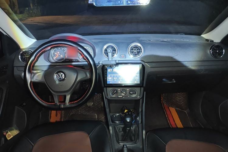 Used Volkswagen Jetta 2019 Dream Edition 1.4L Manual Fashion Version Center Console