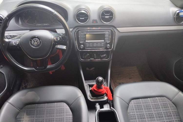 Used Volkswagen Jetta 2019 Dream Edition 1.4L Manual Comfort Version Center Console