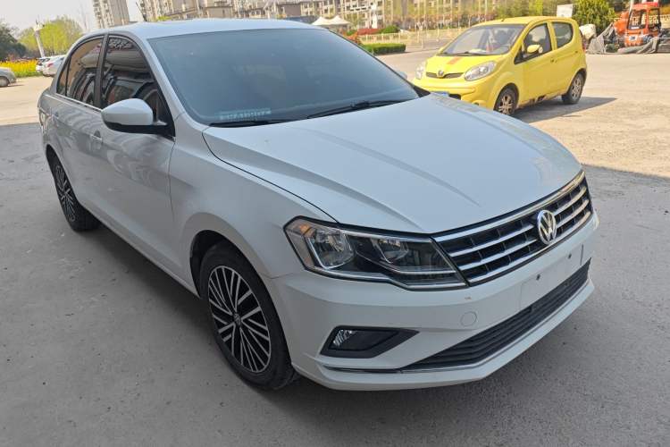 Used Volkswagen Jetta 2019 Dream Edition 1.5L Manual Comfort Version Front Right 45 Deg