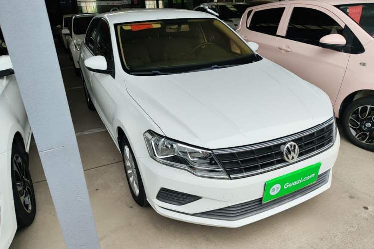 Used Volkswagen Jetta 2019 Dream Edition 1.4L Manual Fashion Version Front Right 45 Deg