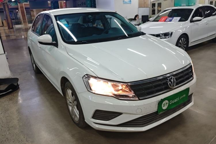 Used Volkswagen Jetta 2019 Dream Edition 1.4L Manual Fashion Version Front Right 45 Deg