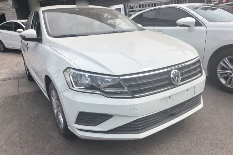 Used Volkswagen Jetta 2019 Dream Edition 1.4L Manual Fashion Version Front Right 45 Deg