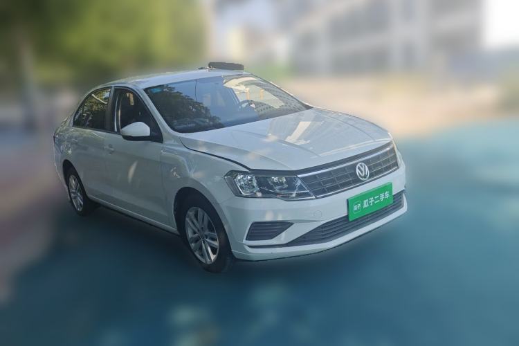 Used Volkswagen Jetta 2019 Dream Edition 1.4L Manual Fashion Version Front Right 45 Deg
