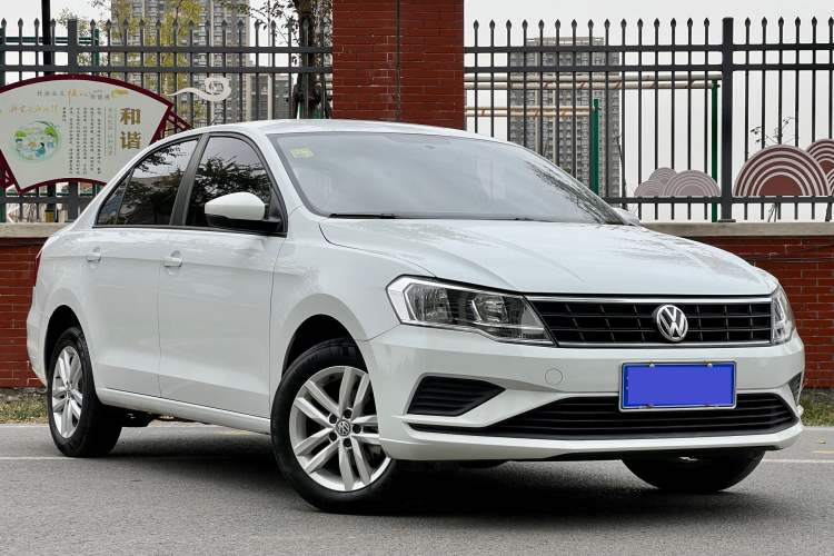 Used Volkswagen Jetta 2019 Dream Edition 1.4L Manual Fashion Version Front Right 45 Deg