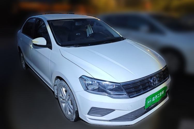 Used Volkswagen Jetta 2019 Dream Edition 1.4L Manual Fashion Version Front Right 45 Deg