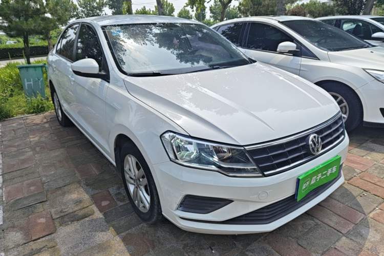 Used Volkswagen Jetta 2019 Dream Edition 1.4L Manual Fashion Version Front Right 45 Deg