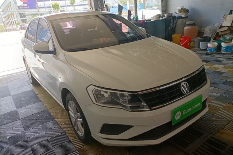 Used Volkswagen Jetta 2019 Dream Edition 1.4L Manual Fashion Version Front Right 45 Deg