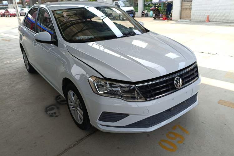 Used Volkswagen Jetta 2019 Dream Edition 1.5L Manual Fashion Version Front Right 45 Deg