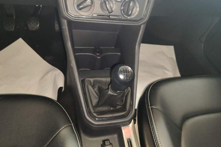 Used Volkswagen Jetta 2019 Dream Edition 1.4L Manual Fashion Version Gear Lever
