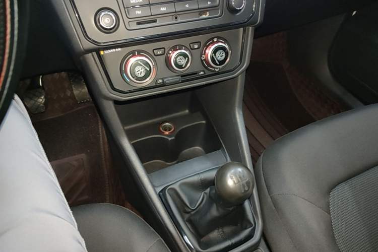 Used Volkswagen Jetta 2019 Dream Edition 1.5L Manual Fashion Version Gear Lever