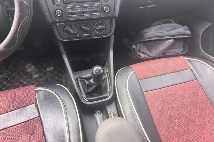 Used Volkswagen Jetta 2019 Dream Edition 1.4L Manual Fashion Version Gear Lever