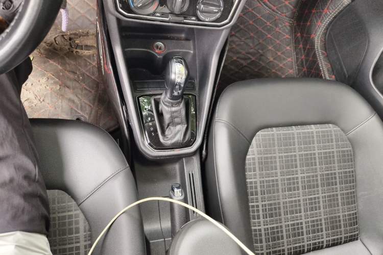 Used Volkswagen Jetta 2019 Dream Edition 1.5L Automatic Comfort Version Gear Lever