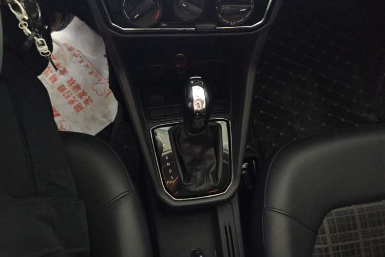 Used Volkswagen Jetta 2019 Dream Edition 1.5L Automatic Comfort Version Gear Lever