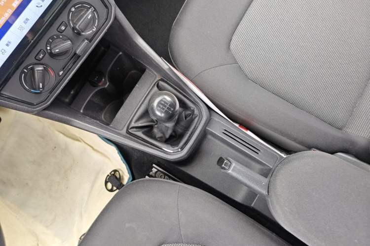Used Volkswagen Jetta 2019 Dream Edition 1.4L Manual Fashion Version Gear Lever