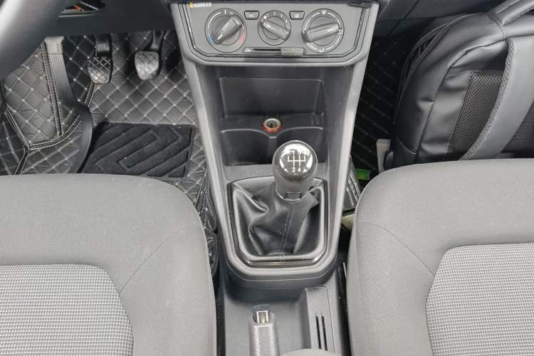 Used Volkswagen Jetta 2019 Dream Edition 1.4L Manual Fashion Version Gear Lever