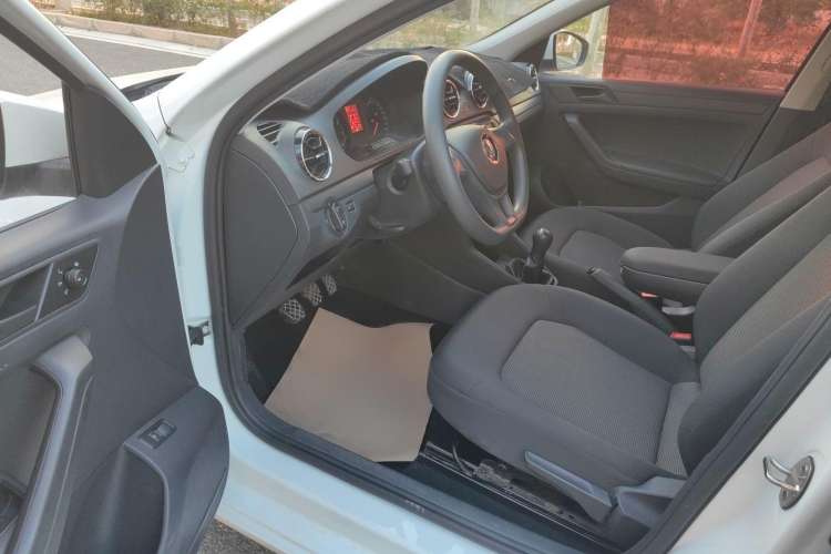Used Volkswagen Jetta 2019 Dream Edition 1.5L Manual Fashion Version Interior 2