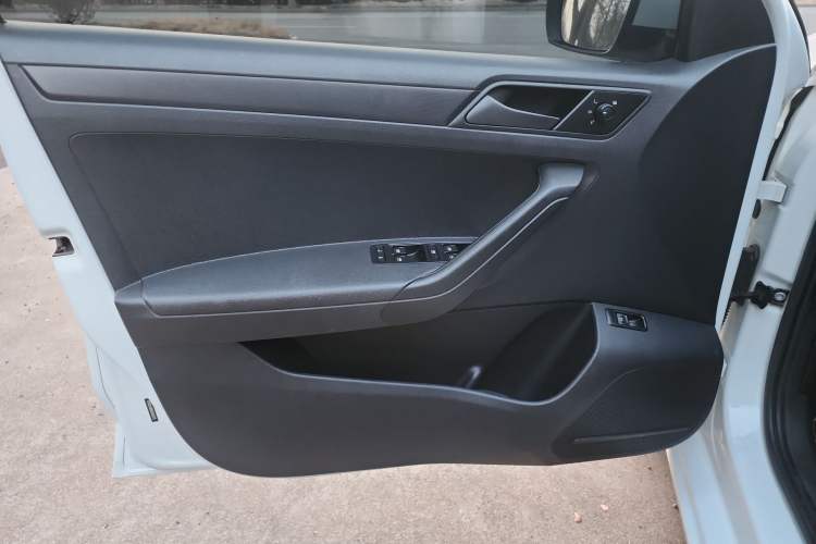 Used Volkswagen Jetta 2019 Dream Edition 1.4L Manual Fashion Version Interior 6