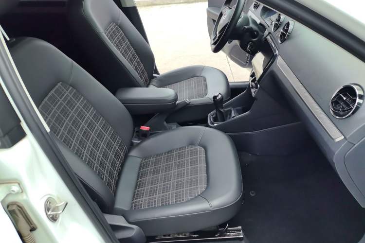 Used Volkswagen Jetta 2019 Dream Edition 1.4L Manual Comfort Version Interior 6