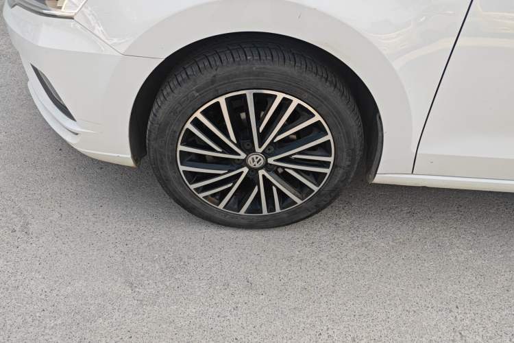 Used Volkswagen Jetta 2019 Dream Edition 1.5L Manual Comfort Version Left Front Wheel Hub