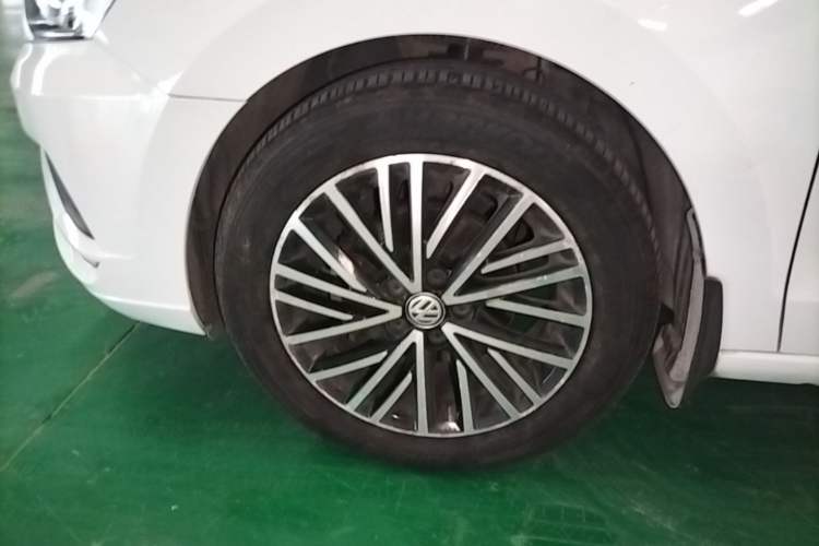 Used Volkswagen Jetta 2019 Dream Edition 1.5L Automatic Comfort Version Left Front Wheel Hub