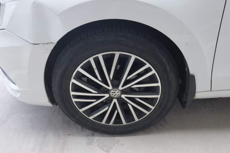 Used Volkswagen Jetta 2019 Dream Edition 1.5L Manual Comfort Version Left Front Wheel Hub