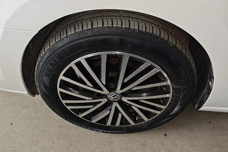 Used Volkswagen Jetta 2019 Dream Edition 1.5L Automatic Comfort Version Left Front Wheel Hub