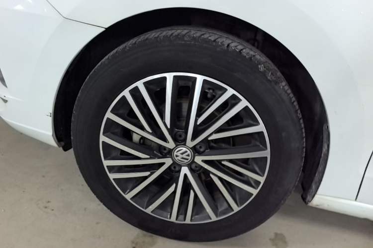 Used Volkswagen Jetta 2019 Dream Edition 1.5L Automatic Comfort Version Left Front Wheel Hub