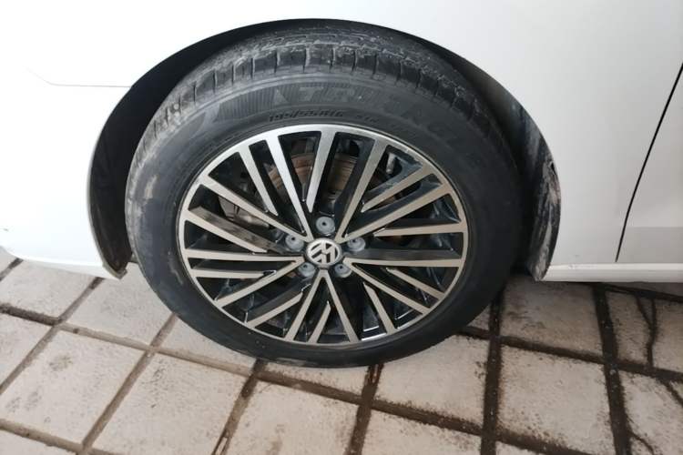 Used Volkswagen Jetta 2019 Dream Edition 1.5L Manual Comfort Version Left Front Wheel Hub