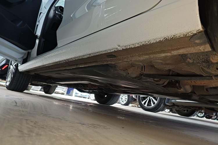 Used Volkswagen Jetta 2019 Dream Edition 1.5L Automatic Comfort Version Left Side Sill