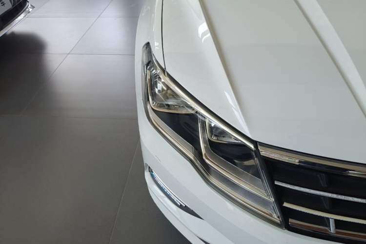 Used Volkswagen Jetta 2019 Dream Edition 1.4L Manual Fashion Version Right Front Headlight