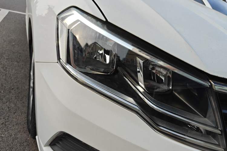 Used Volkswagen Jetta 2019 Dream Edition 1.4L Manual Fashion Version Right Front Headlight
