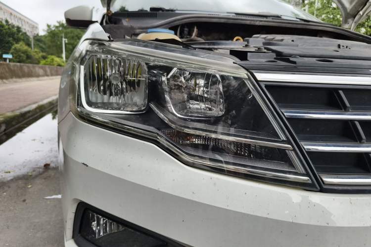 Used Volkswagen Jetta 2019 Dream Edition 1.5L Automatic Comfort Version Right Front Headlight