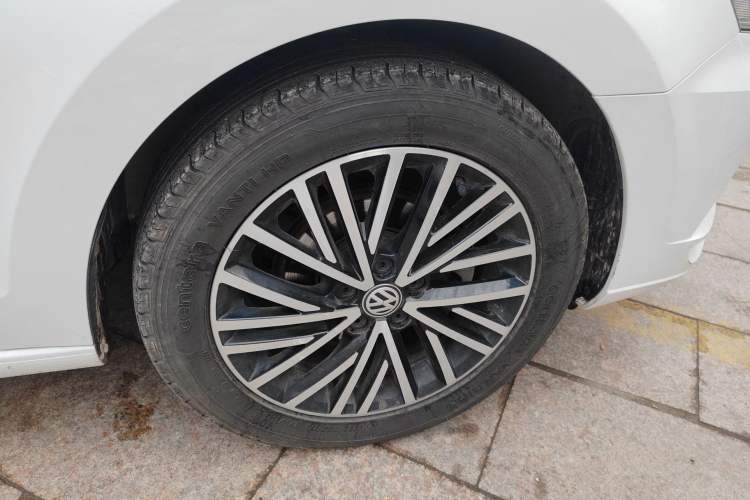Used Volkswagen Jetta 2019 Dream Edition 1.5L Automatic Comfort Version Right Front Wheel Hub