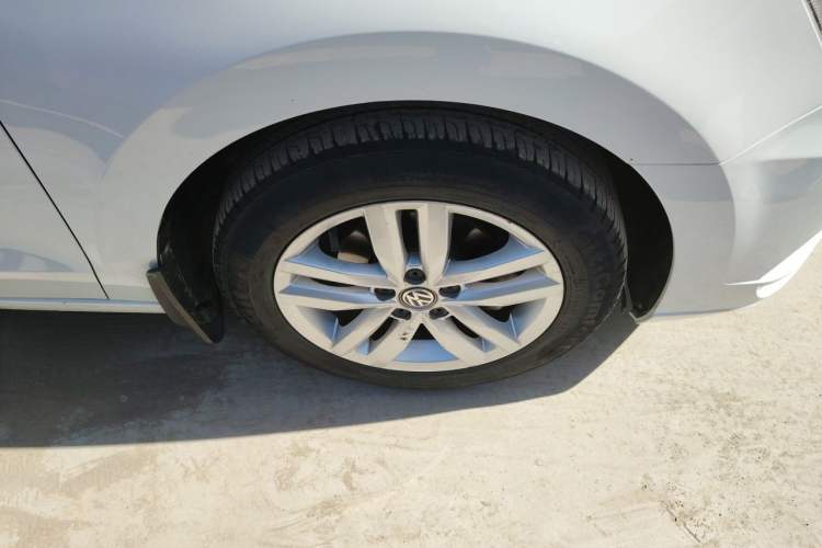 Used Volkswagen Jetta 2019 Dream Edition 1.4L Manual Fashion Version Right Front Wheel Hub