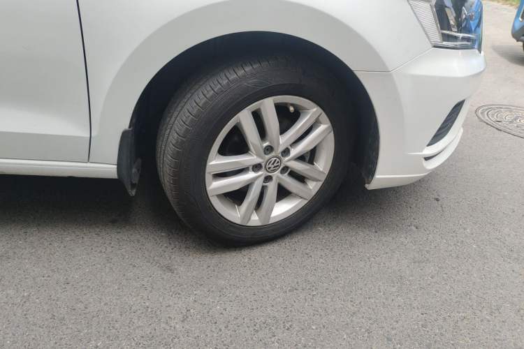 Used Volkswagen Jetta 2019 Dream Edition 1.4L Manual Fashion Version Right Front Wheel Hub