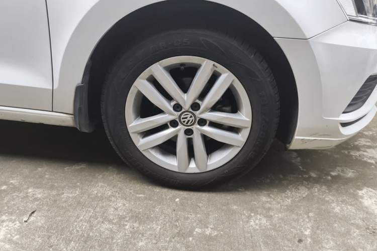 Used Volkswagen Jetta 2019 Dream Edition 1.4L Manual Fashion Version Right Front Wheel Hub
