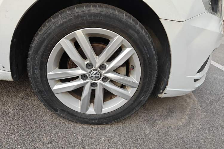 Used Volkswagen Jetta 2019 Dream Edition 1.4L Manual Fashion Version Right Front Wheel Hub