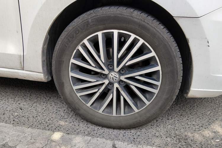 Used Volkswagen Jetta 2019 Dream Edition 1.5L Automatic Comfort Version Right Front Wheel Hub