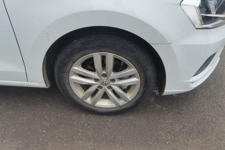 Used Volkswagen Jetta 2019 Dream Edition 1.4L Manual Fashion Version Right Front Wheel Hub