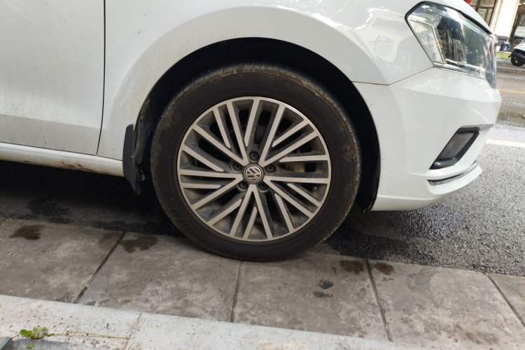 Used Volkswagen Jetta 2019 Dream Edition 1.5L Manual Comfort Version Right Front Wheel Hub