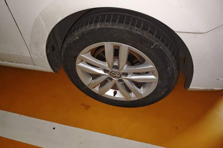 Used Volkswagen Jetta 2019 Dream Edition 1.5L Manual Fashion Version Right Front Wheel Hub