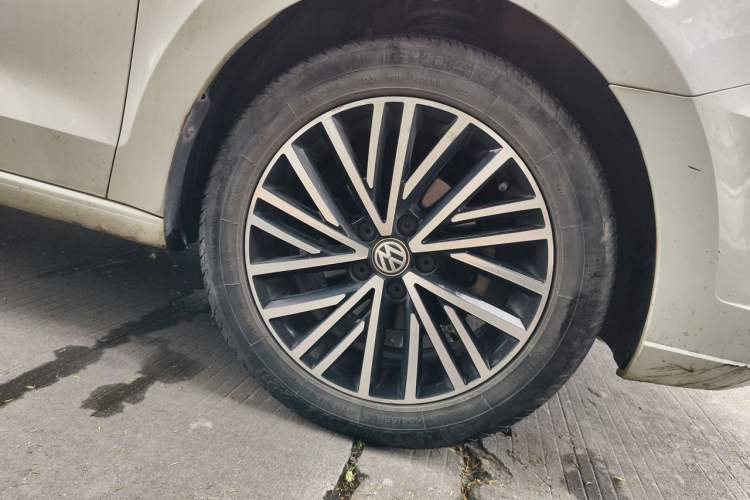 Used Volkswagen Jetta 2019 Dream Edition 1.5L Automatic Comfort Version Right Front Wheel Hub