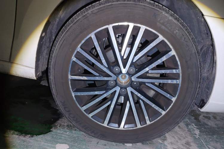 Used Volkswagen Jetta 2019 Dream Edition 1.5L Automatic Comfort Version Right Front Wheel Hub