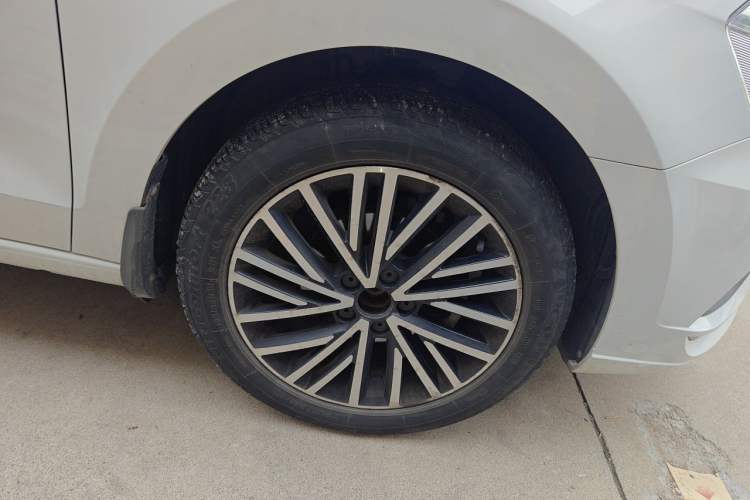 Used Volkswagen Jetta 2019 Dream Edition 1.5L Automatic Comfort Version Right Front Wheel Hub