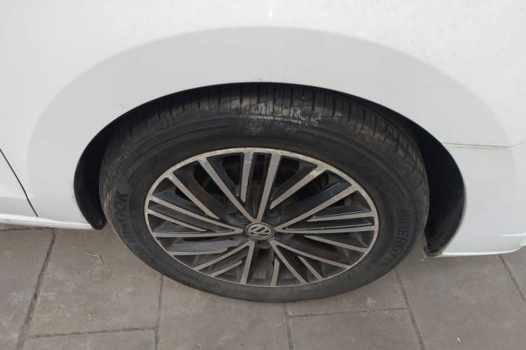 Used Volkswagen Jetta 2019 Dream Edition 1.4L Manual Comfort Version Right Front Wheel Hub